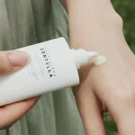 خرید ضدآفتاب تسکین‌دهنده چای تریکا SPF50+ اسکین 1004