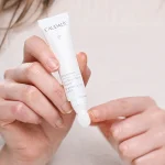 خرید کرم دور چشم روشن‌کننده کدلی مدل Vinoperfect Brightening Eye Cream